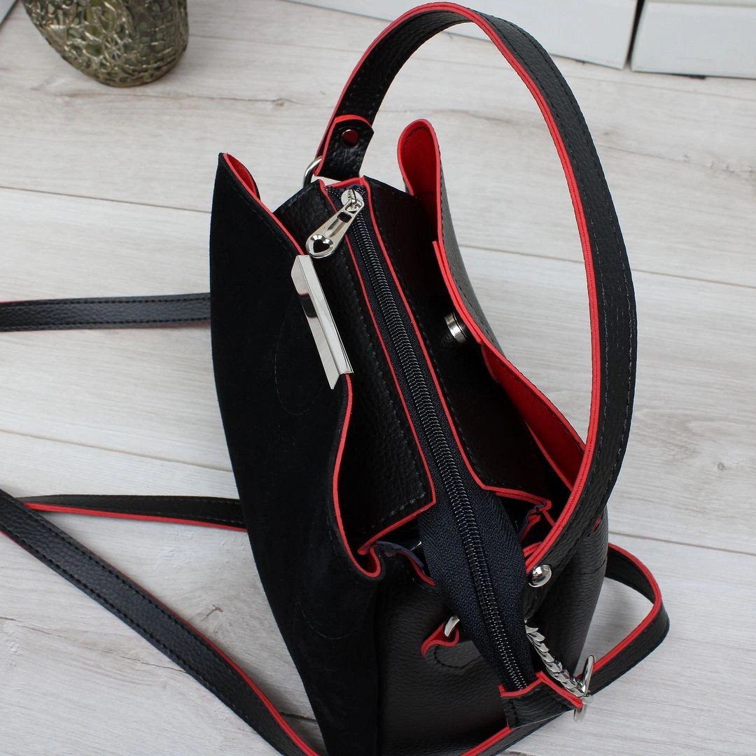 Жіноча сумка  чорна з червоним, ергономічна та стильна